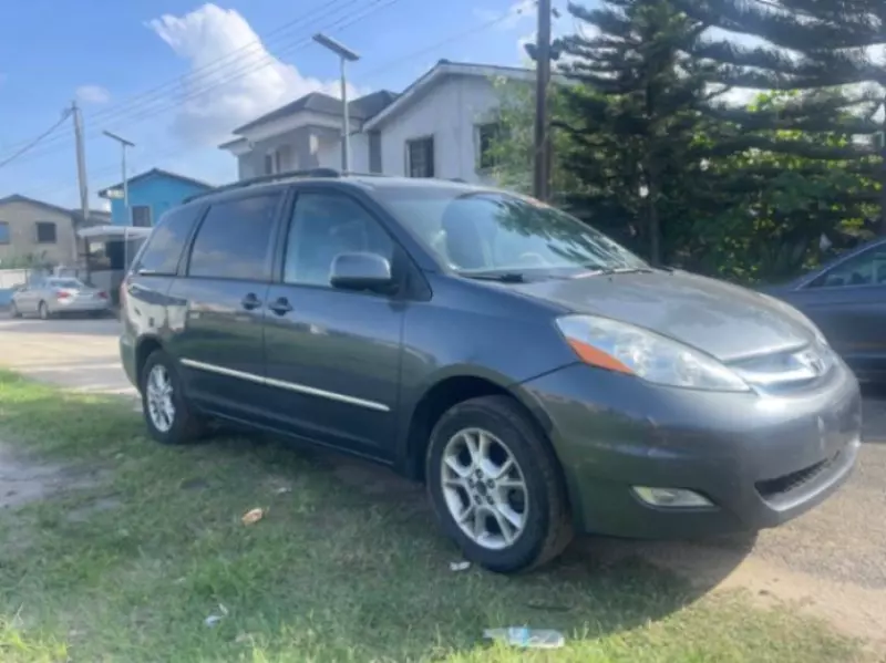 Toyota Sienna   - 2006