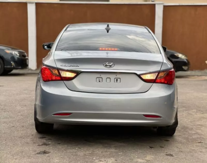 Hyundai Sonata   - 2011