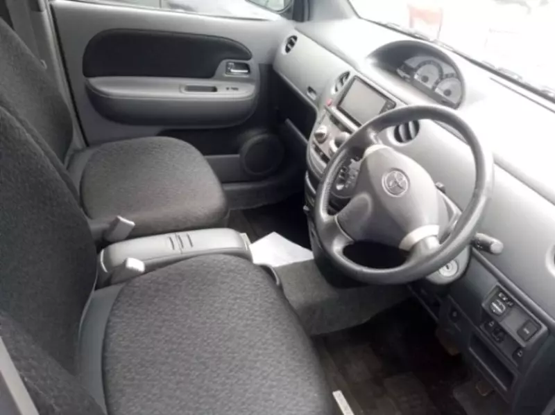 Toyota Sienta   - 2012