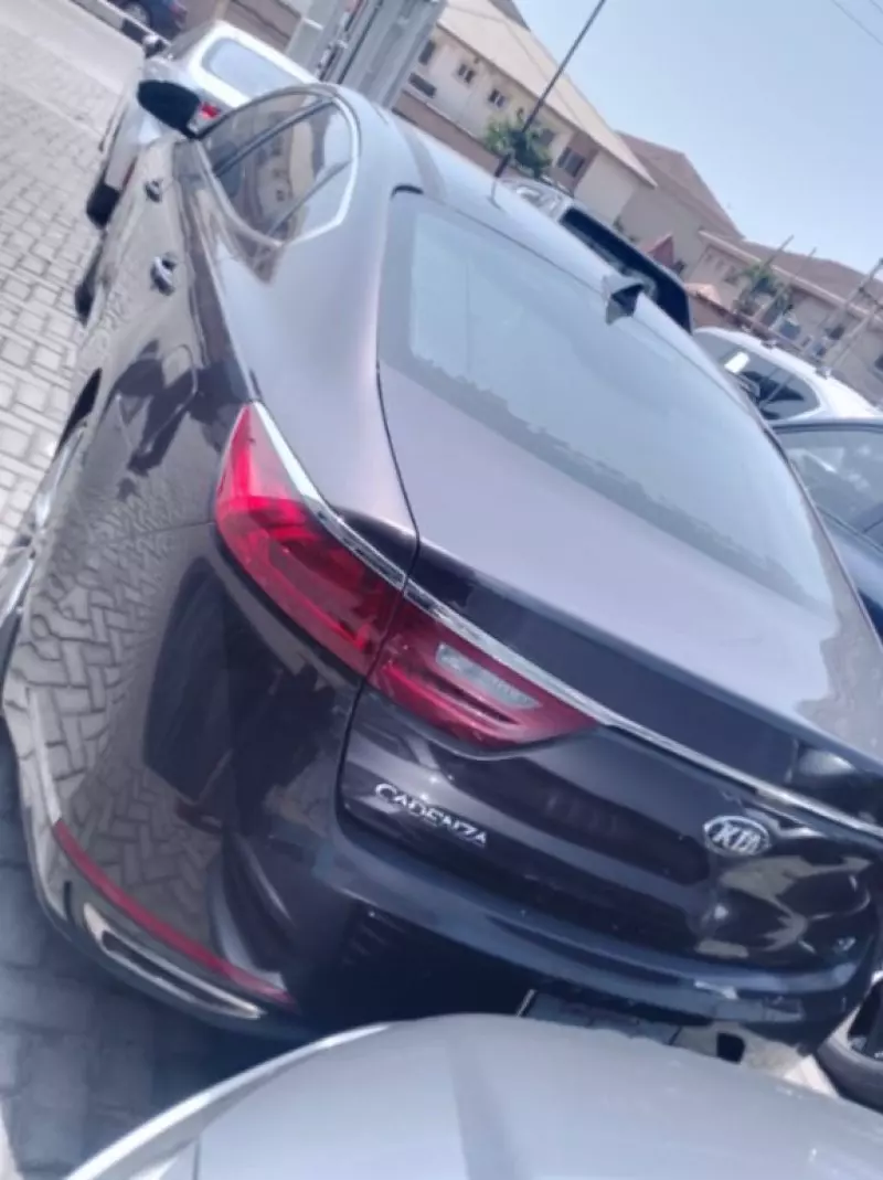 KIA Cadenza