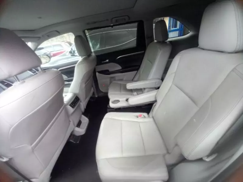 Toyota Highlander   - 2016