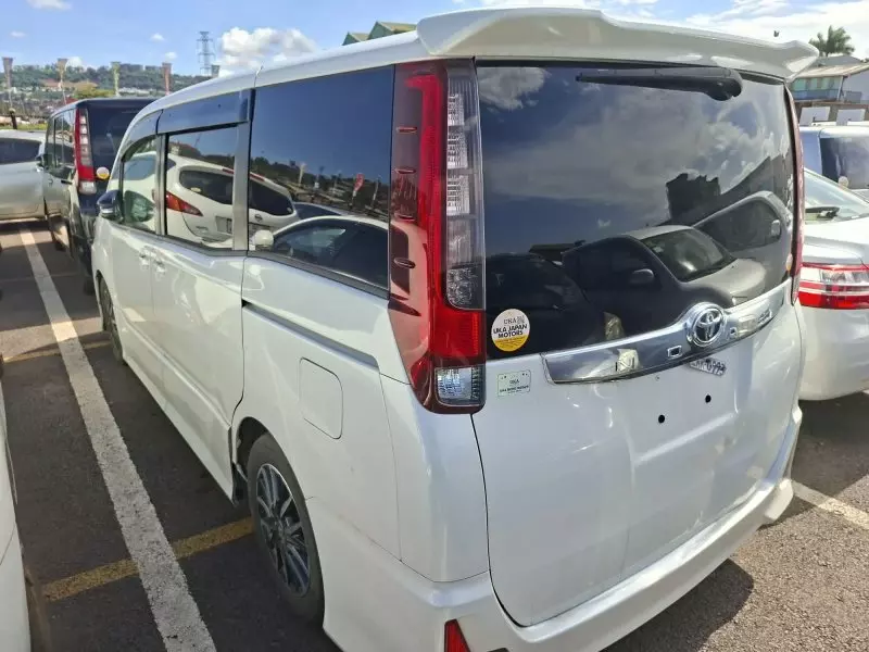 Toyota Noah Hybrid   - 2016