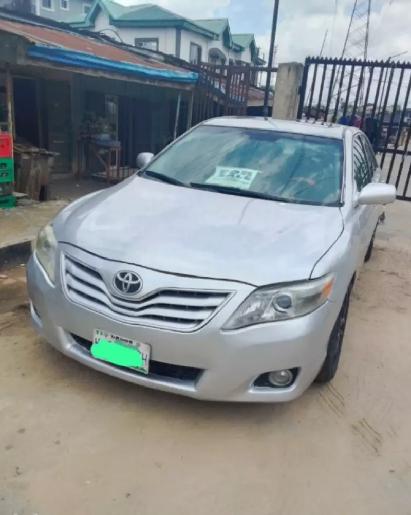 Toyota Camry   - 2010