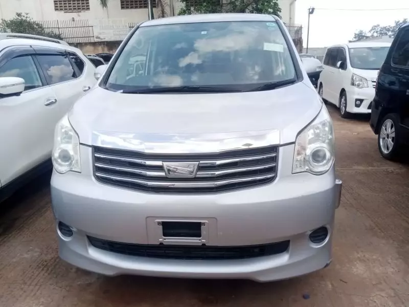 Toyota Noah   - 2012