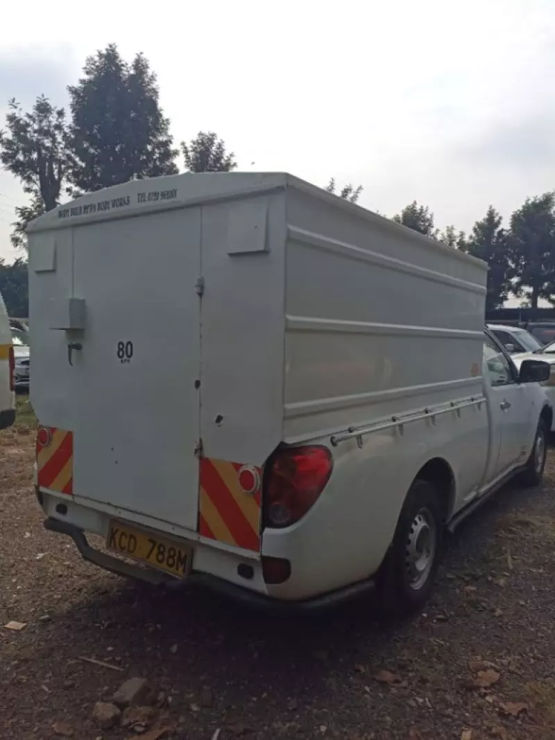 Mitsubishi L200   - 2014