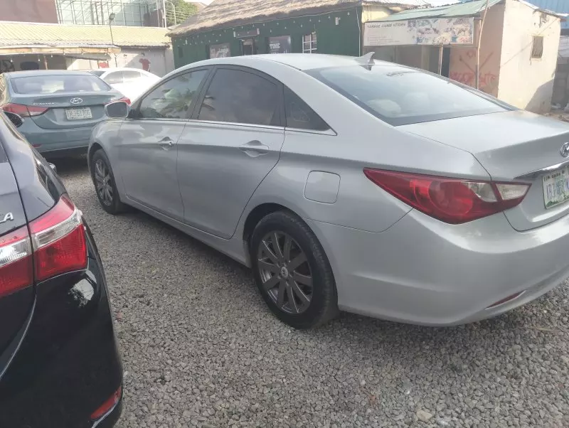 Hyundai Sonata   - 2011
