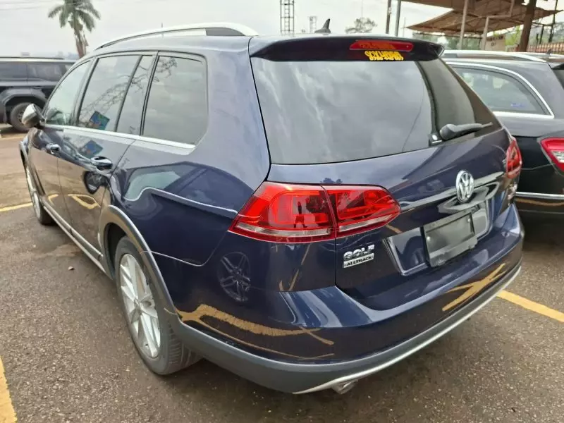 Volkswagen Golf   - 2016