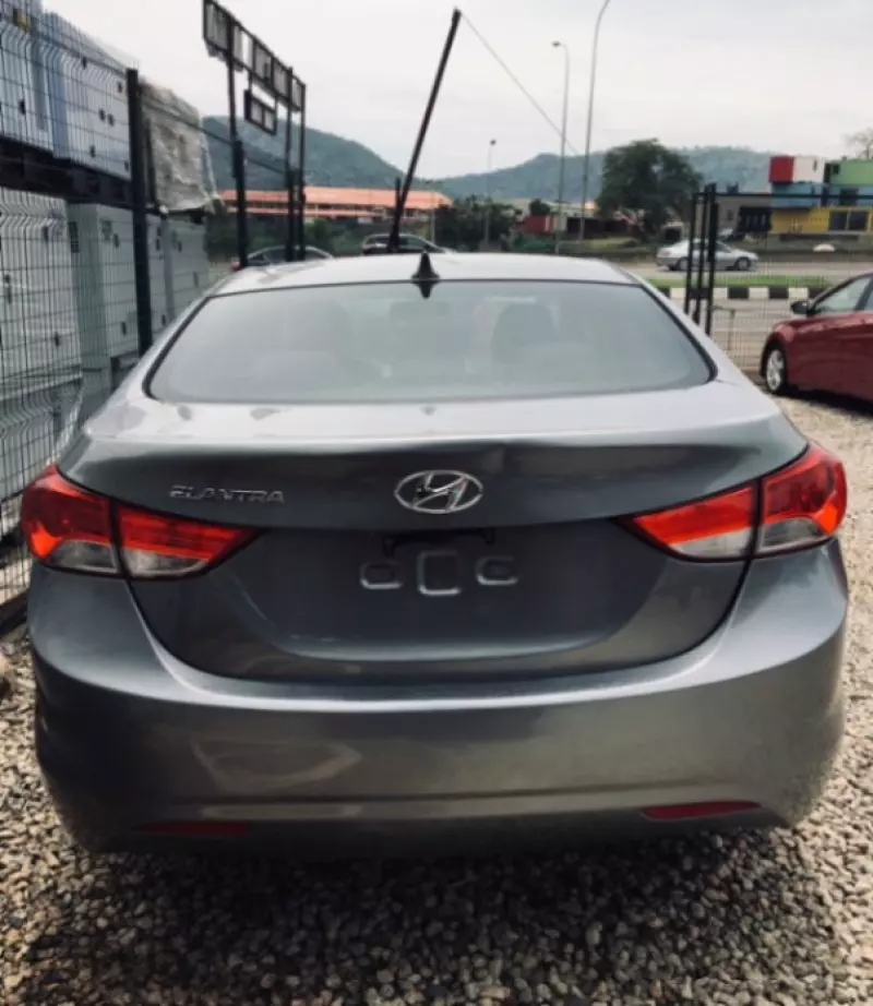 Hyundai Elantra   - 2012