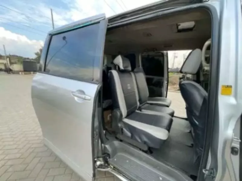 Toyota Noah   - 2009