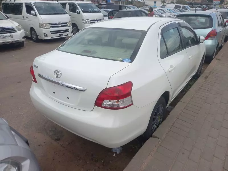 Toyota Belta   - 2011