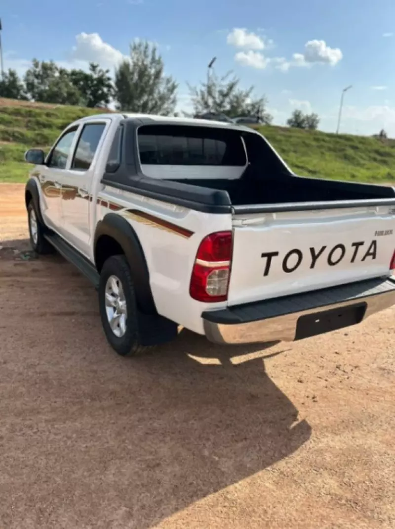 Toyota Hilux   - 2015