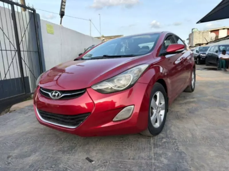 Hyundai Elantra   - 2012