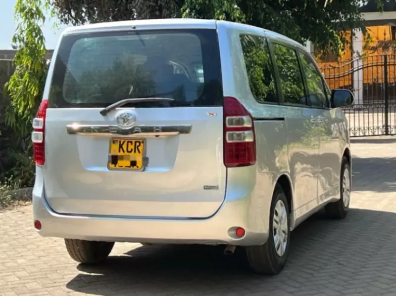 Toyota Noah   - 2012