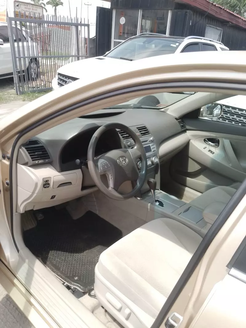 Toyota Camry   - 2010