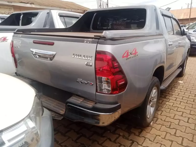 Toyota Hilux   - 2019