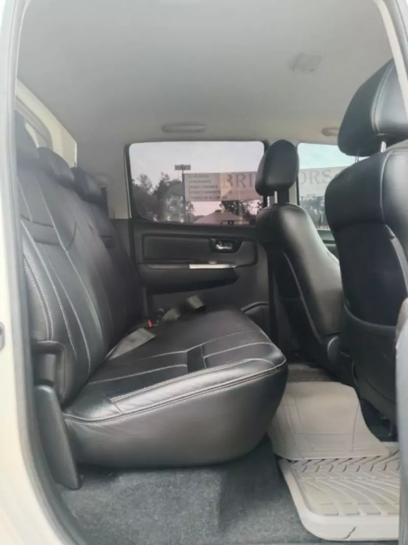 Toyota Hilux   - 2015