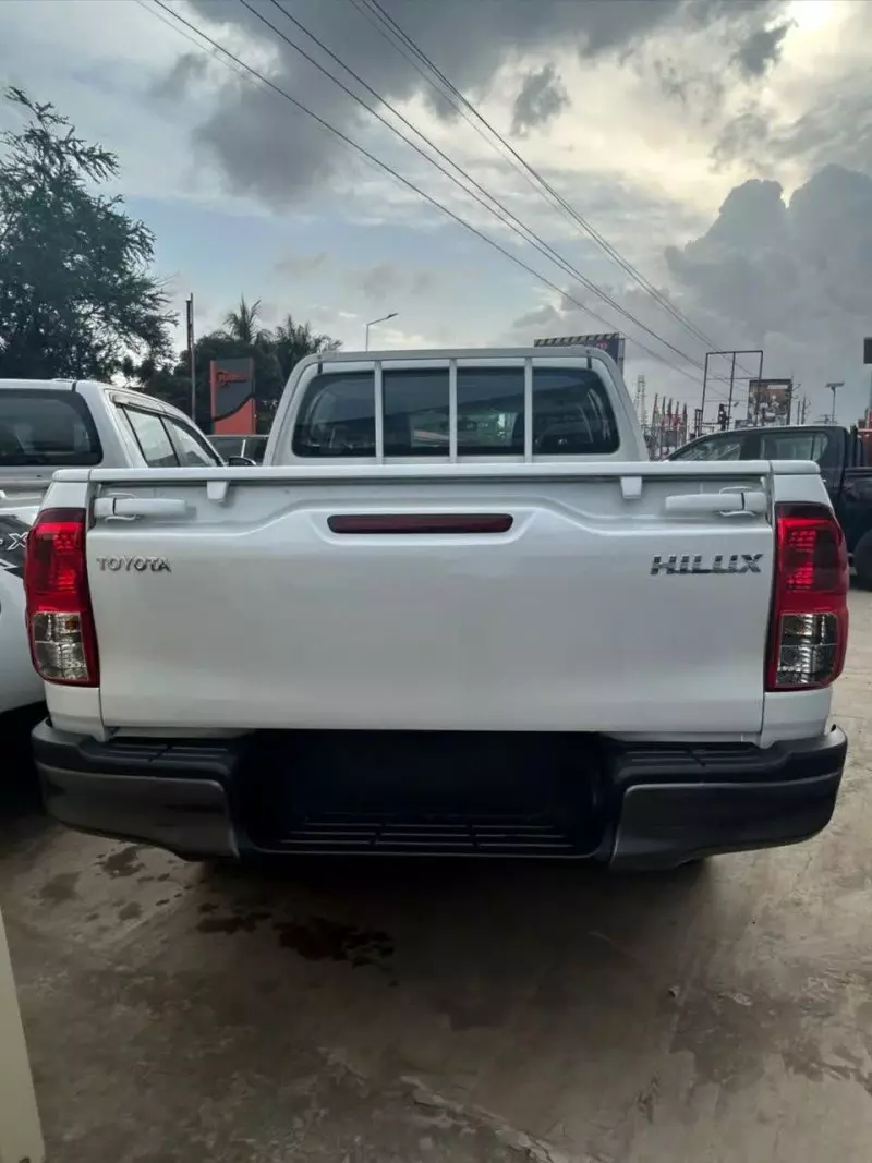 Toyota Hilux    - 2024