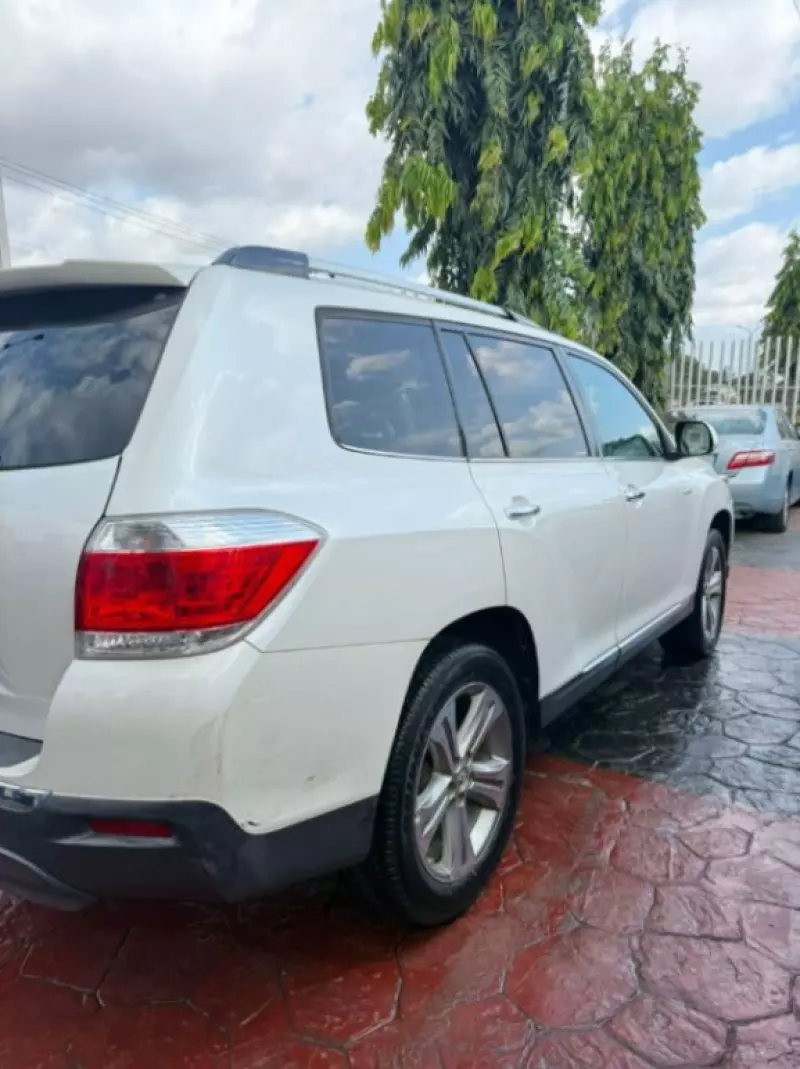 Toyota Highlander   - 2012