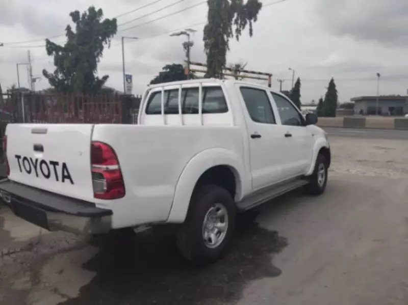Toyota Hilux   - 2012