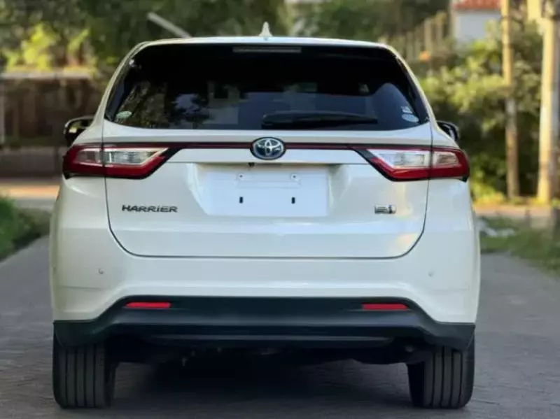 Toyota Harrier   - 2017