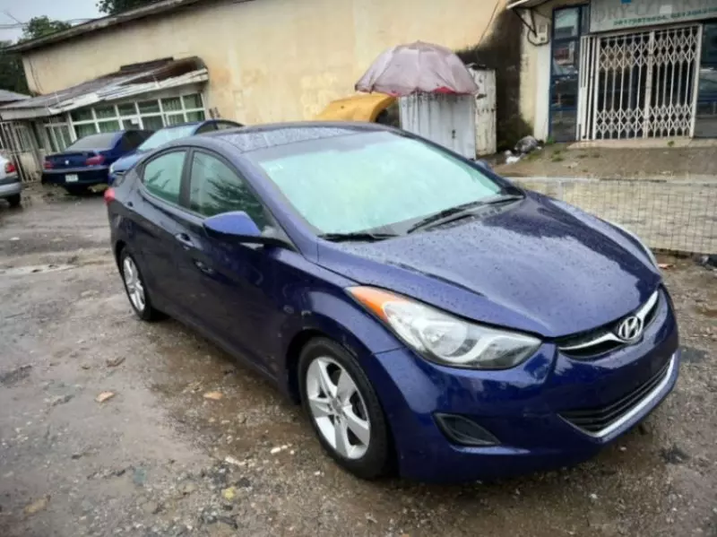 Hyundai Elantra   - 2013