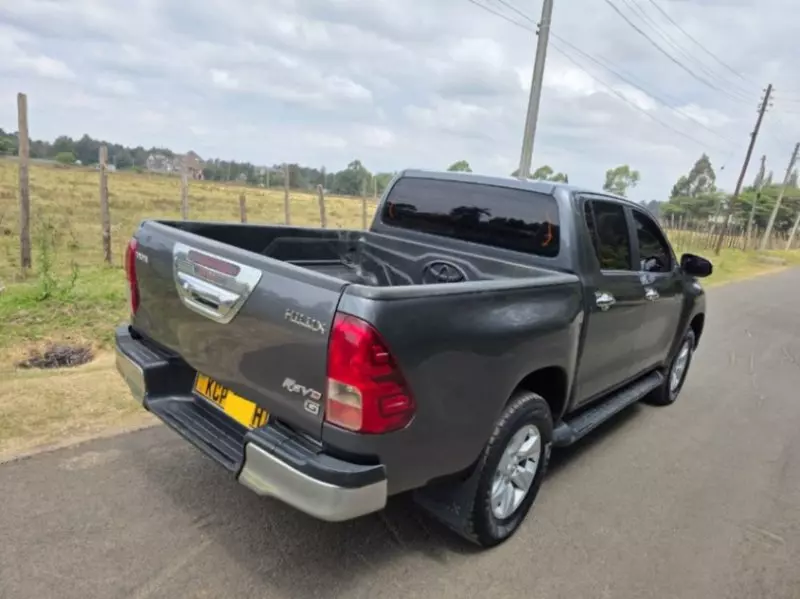 Toyota Hilux   - 2015