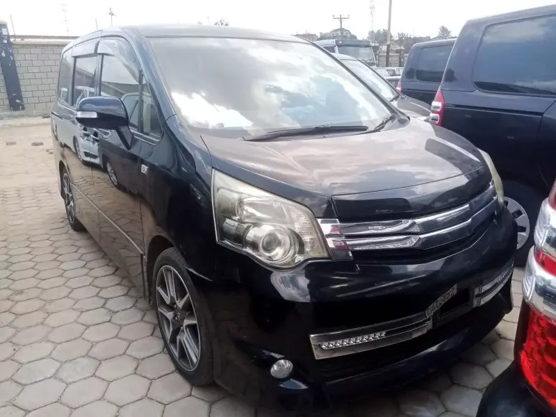 Toyota Noah   - 2012