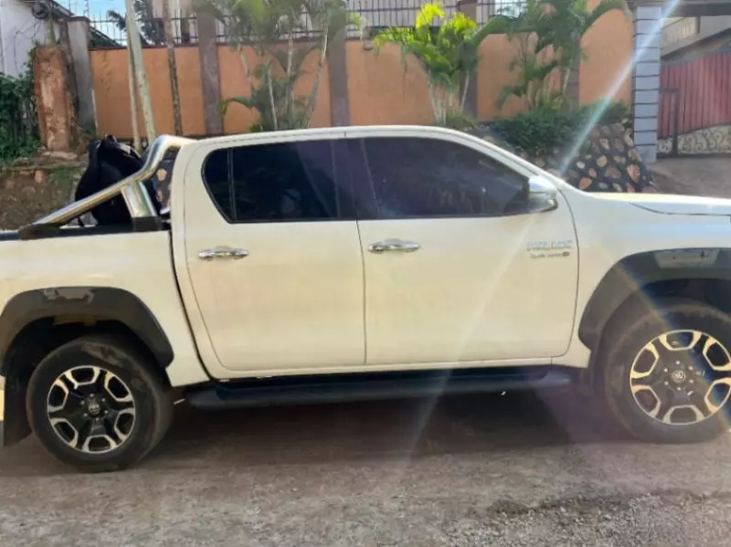 Toyota Hilux   - 2021