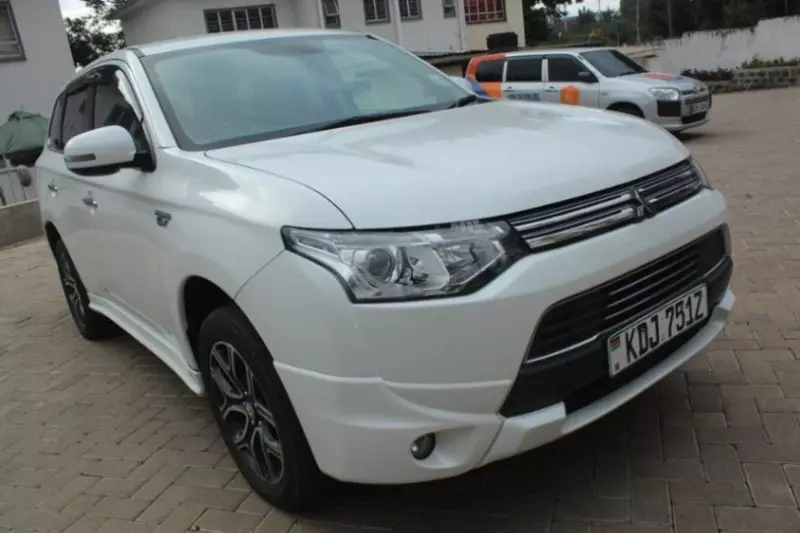Mitsubishi Plug-in Hybrid Outlander   - 2015