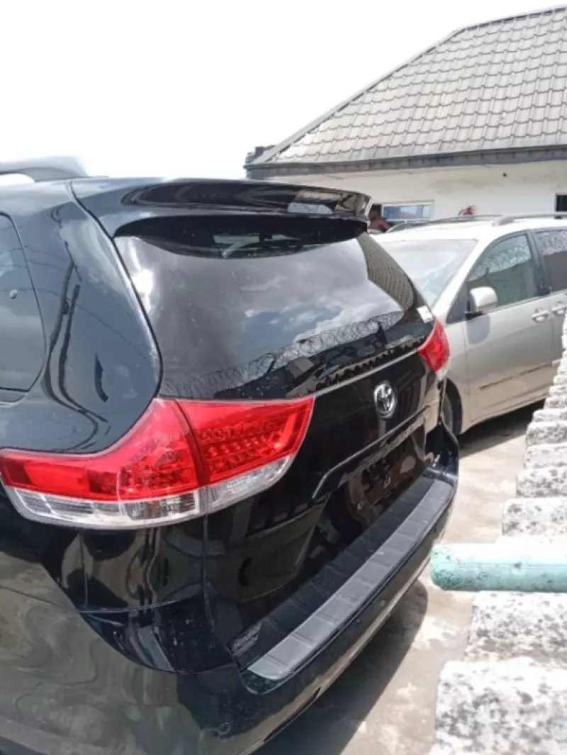 Toyota Sienna   - 2011