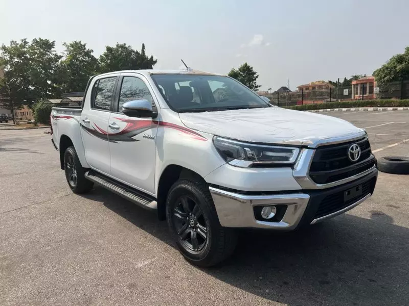 Toyota Hilux   - 2021