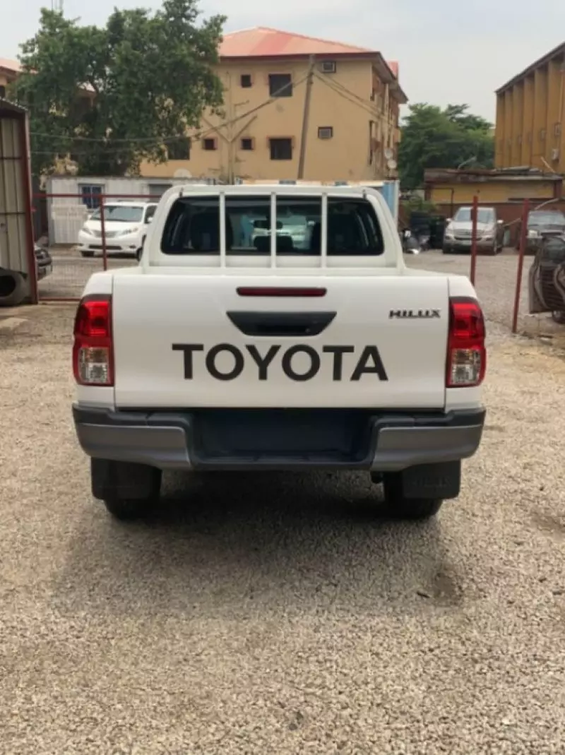 Toyota Hilux   - 2024