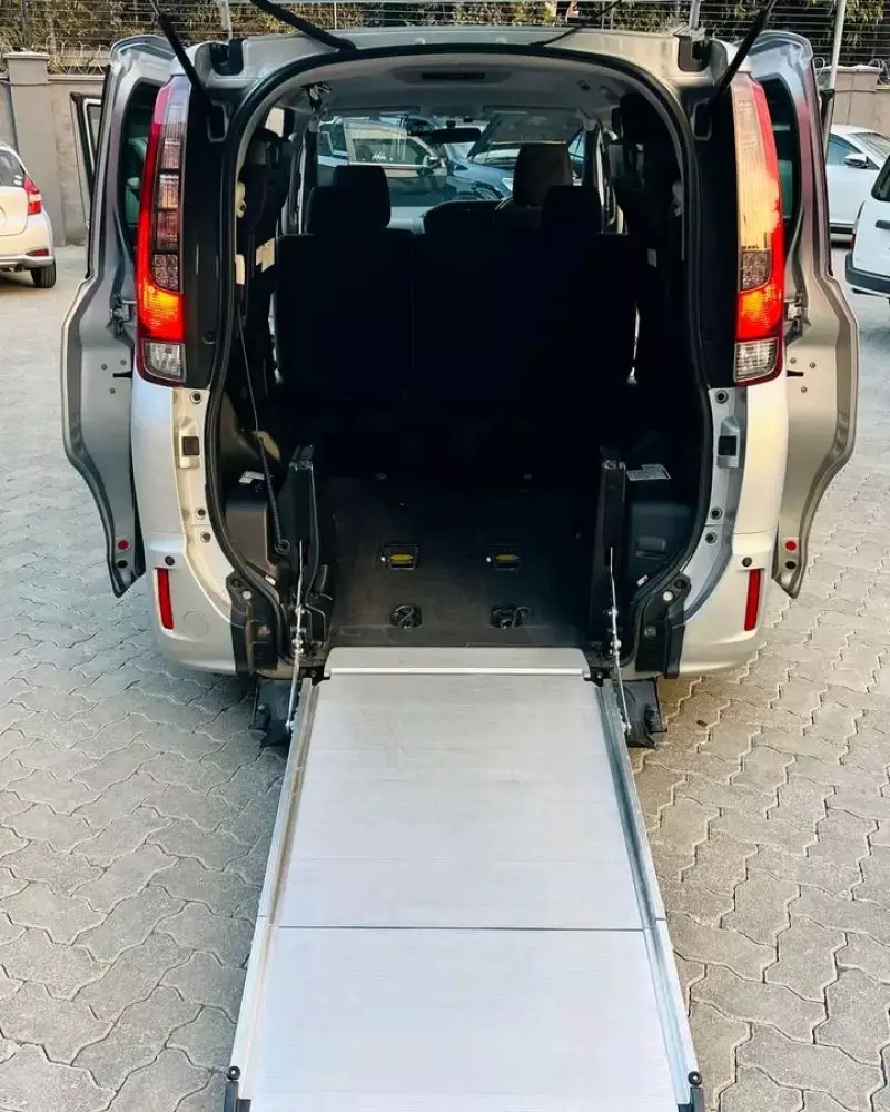 Toyota Noah   - 2017