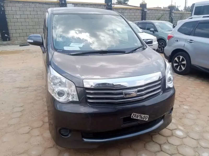Toyota Noah   - 2012