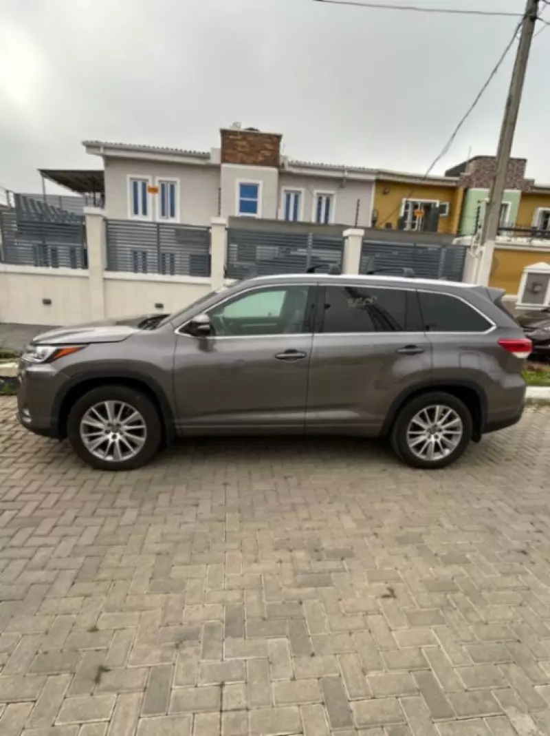 Toyota Highlander   - 2016