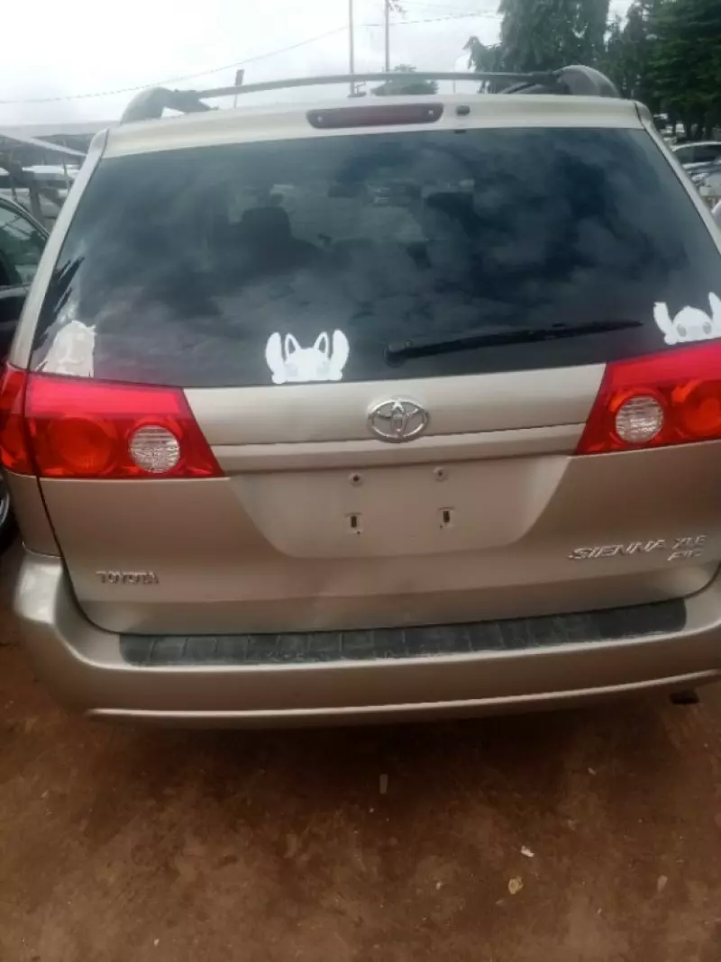 Toyota Sienna   - 2006