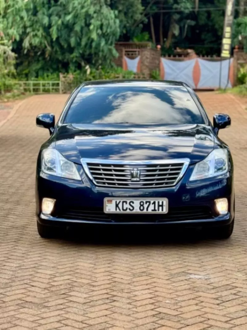 Toyota Crown    - 2011