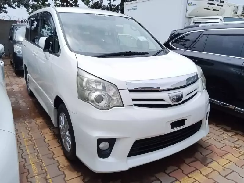 Toyota Noah   - 2011