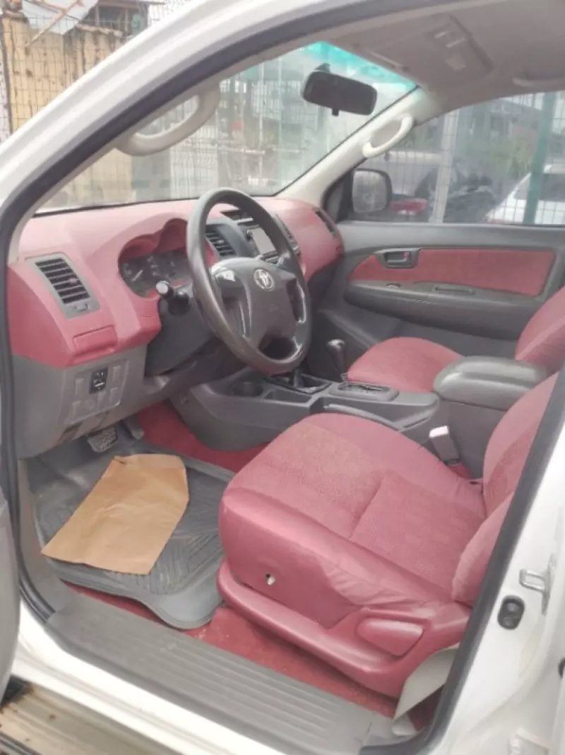 Toyota Hilux    - 2012