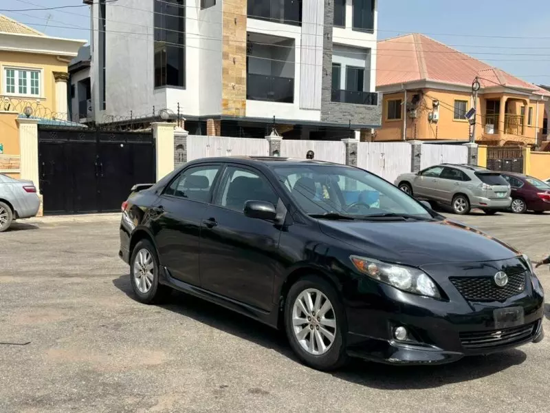 Toyota Corolla   - 2010