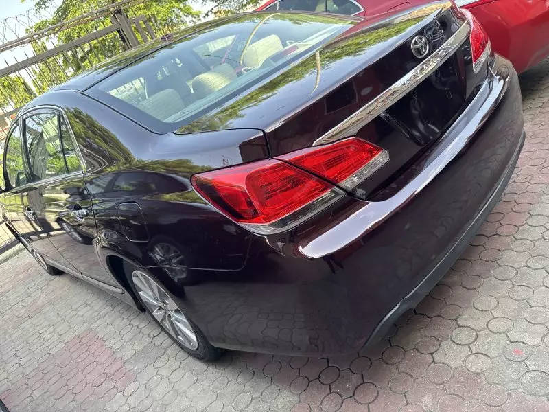 Toyota Avalon   - 2012