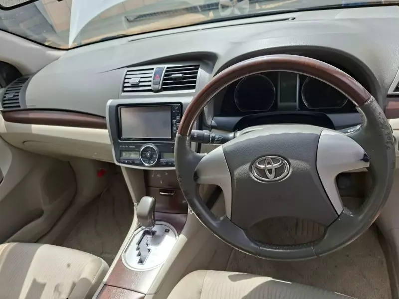 Toyota Premio    - 2012