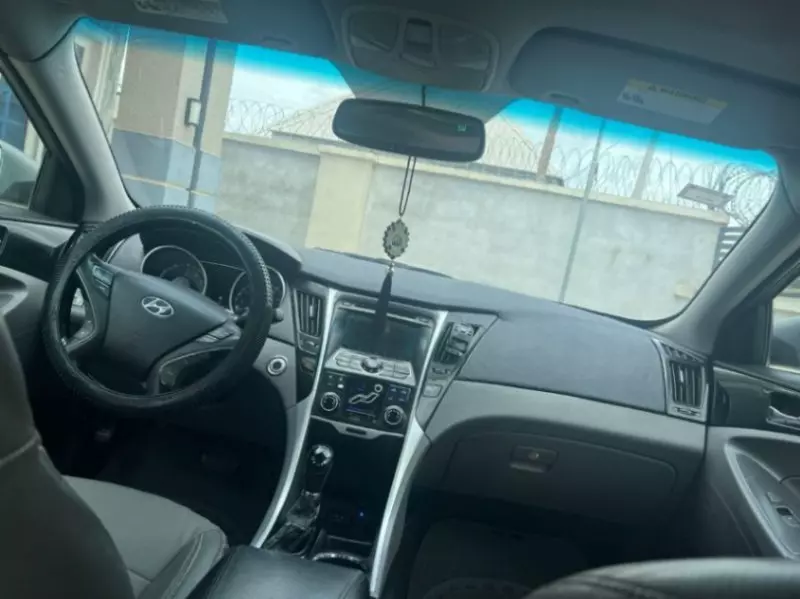 Hyundai Sonata   - 2011