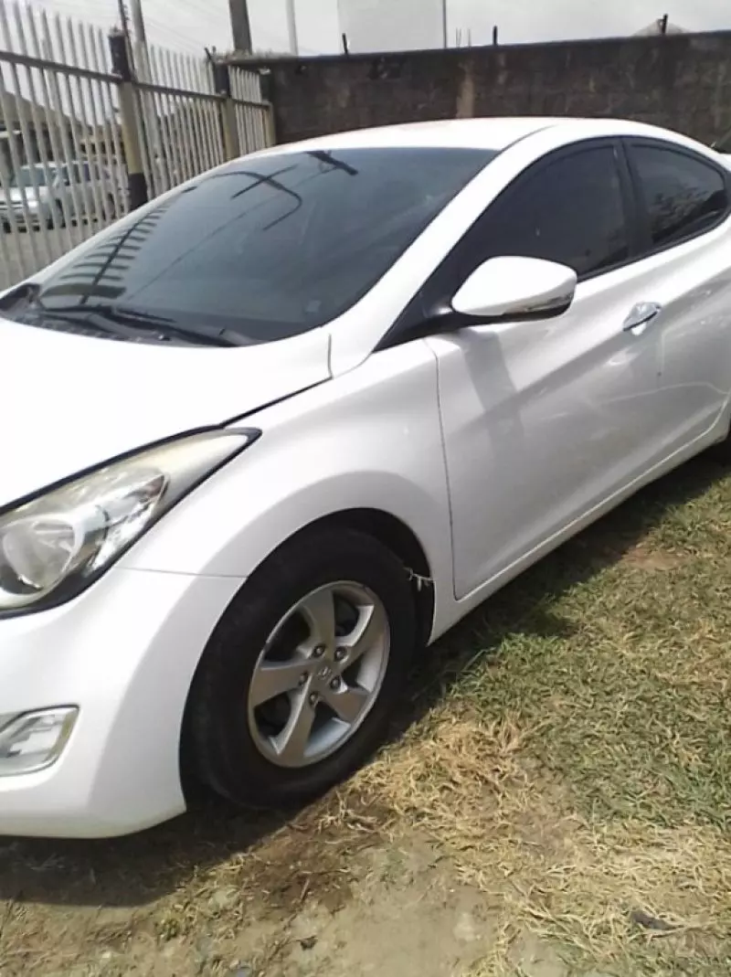 Hyundai Elantra   - 2012