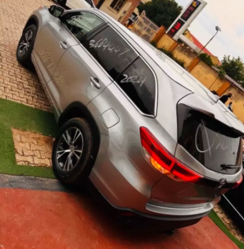Toyota Highlander   - 2016