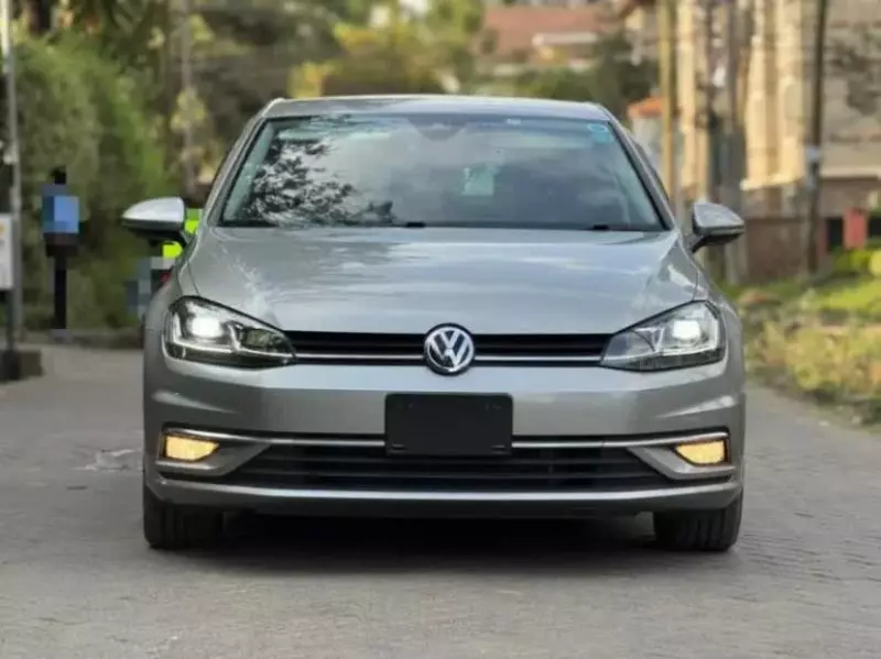 Volkswagen Golf   - 2017