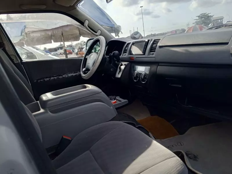 Toyota Hiace   - 2011