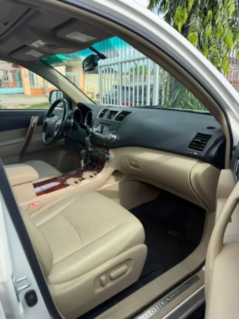 Toyota Highlander   - 2012