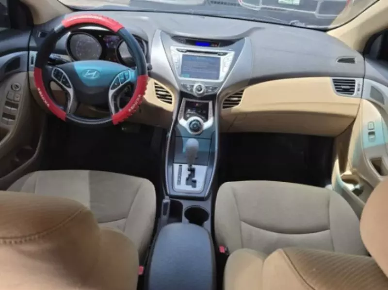 Hyundai Elantra   - 2011