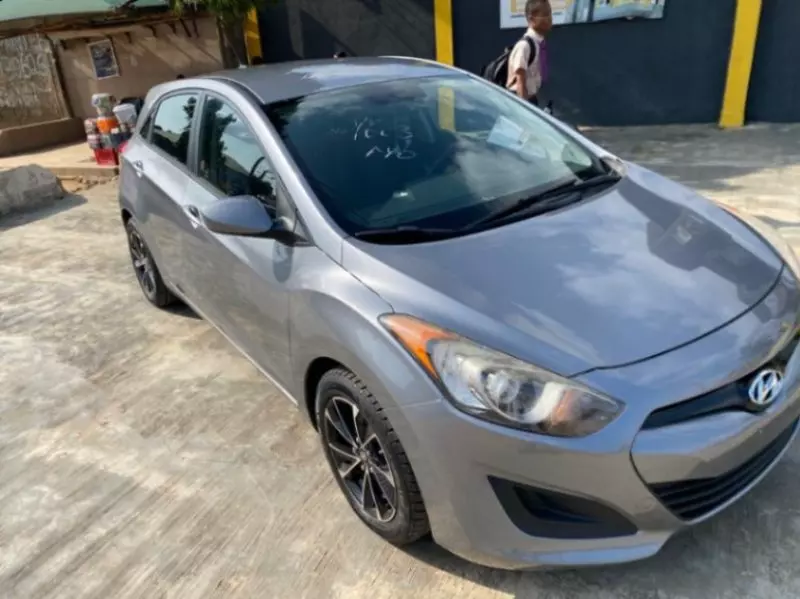 Hyundai Elantra   - 2013